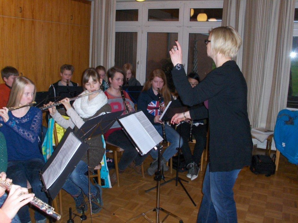 Der Bläserchor der Verbundschule Hille unter Leitung von Stephanie Vehling sorgte für eine festliche Stimmung.