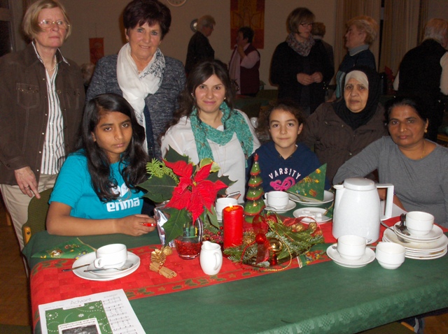 Zu den Gästen der Adventsfeier der CDU Frauenunion zählten auch Flüchtlinge aus Syrien und Armenien, die zur Zeit in Hille wohnen.