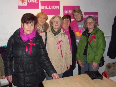 Die Hiller CDU Frauen nahmen an der Aktion “ONE BILLION RISING” auf dem Johanniskirchhof in Minden teil.