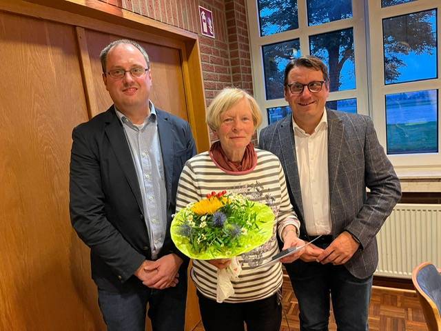 Helga Uphoff mit Kristian Brukamp und Dr. Oliver Vogt nach der Ehrung