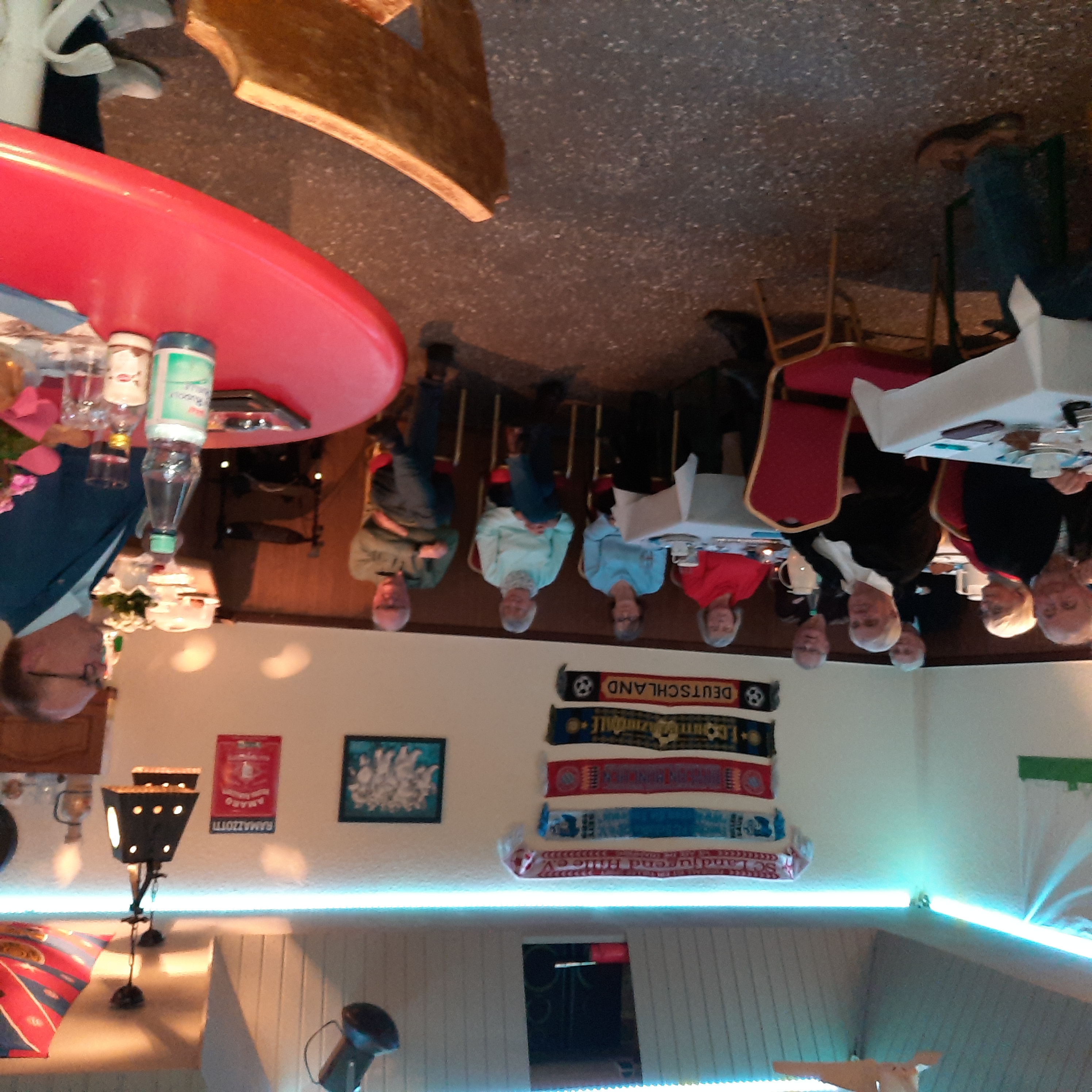 Der Referent KHK Oliver Thamm mit einem Teil der Besucher.