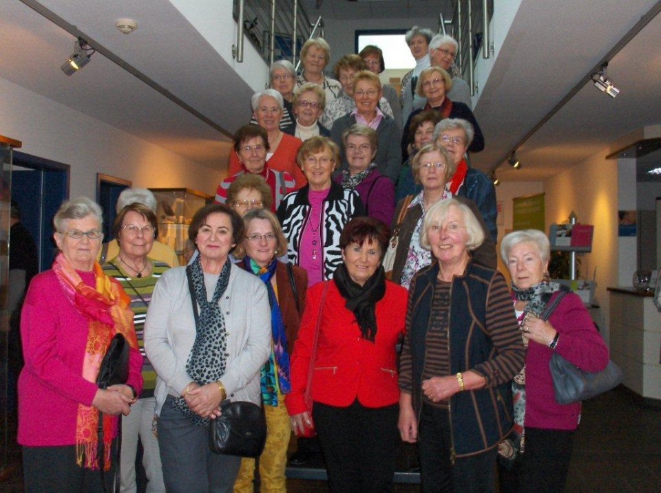 Die CDU Frauenunion Hille in der Eingangshalle der Ornamin – Kunststoffwerke in Minden
